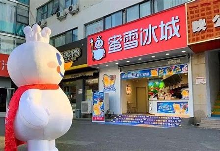 女子喝蜜雪冰城喝出活苍蝇！店家是如何回应这件事的？