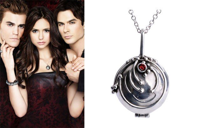 吸血鬼日记里面Eena的马鞭草项链是铜色还是银色的？