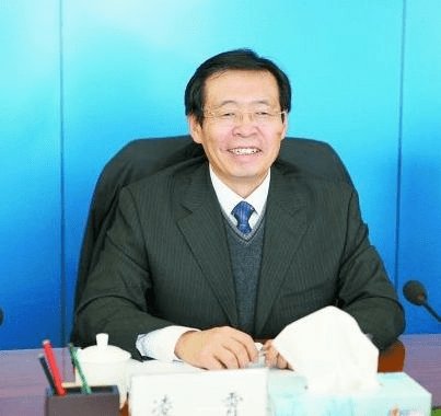 你如何看待中石油原副总裁凌霄主动投案这件事？