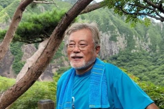 文在寅散步遇意外，被男子威胁辱骂！总统遇到这种事也只能无奈吗？
