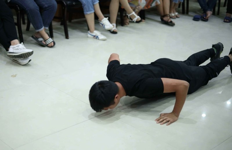 小伙做俯卧撑致下身瘫痪，医生的诊断结果是什么？