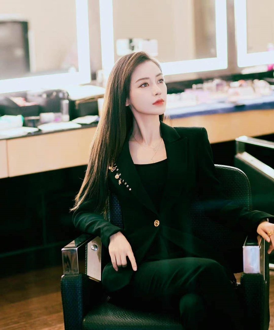 杨颖工作室晒《心动的信号5》写真，公主发型配黑色蝴蝶结，她的气质如何？