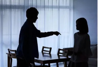 怀孕女子被男子拖入电梯，警方通报！真相到底如何？