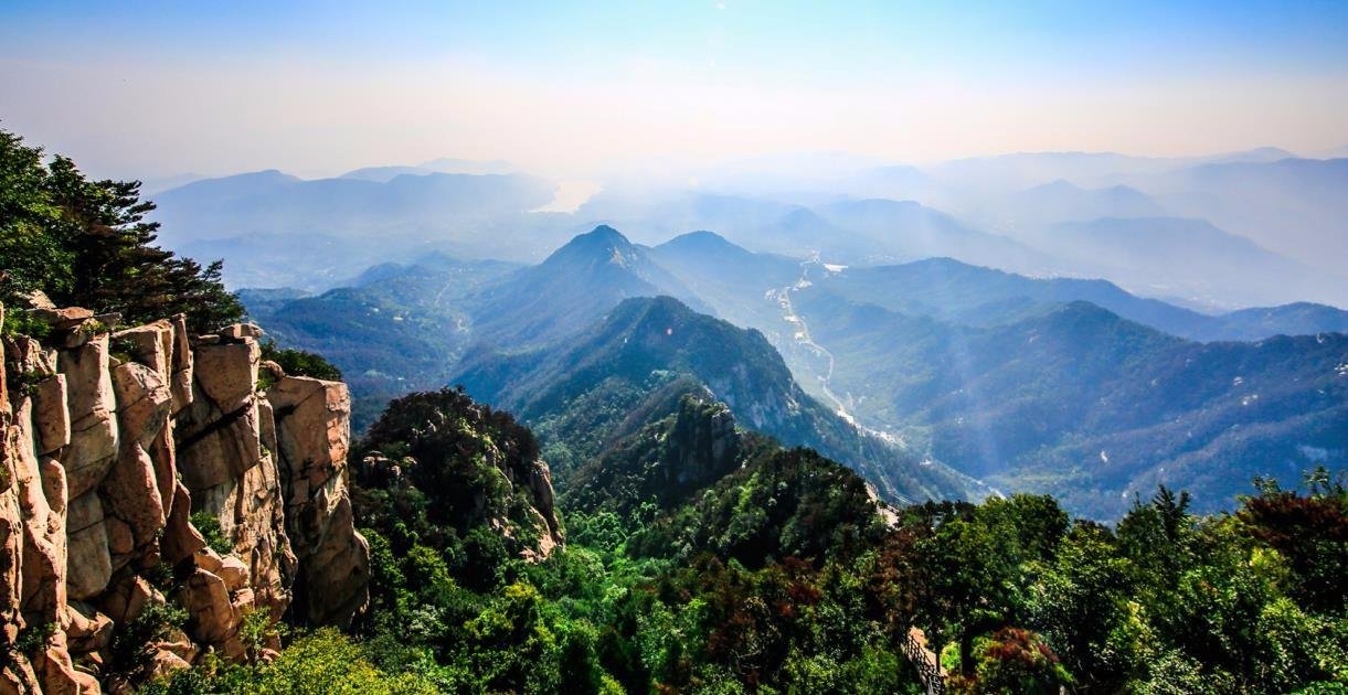 山东景区一游客翻越护栏捡手机坠亡，景区该不该为游客的死负责？