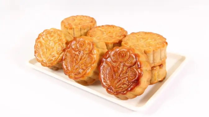 东北丈夫看到南方妻子切蛋糕式吃月饼都惊呆了，南方人吃月饼有多精致？