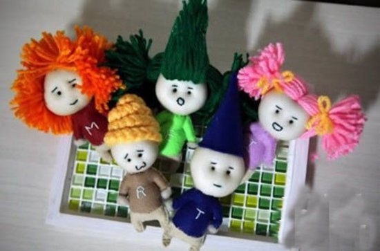 上海一老人坚持玩偶修补，十年修复近1000个玩偶，他此举的初心是什么？