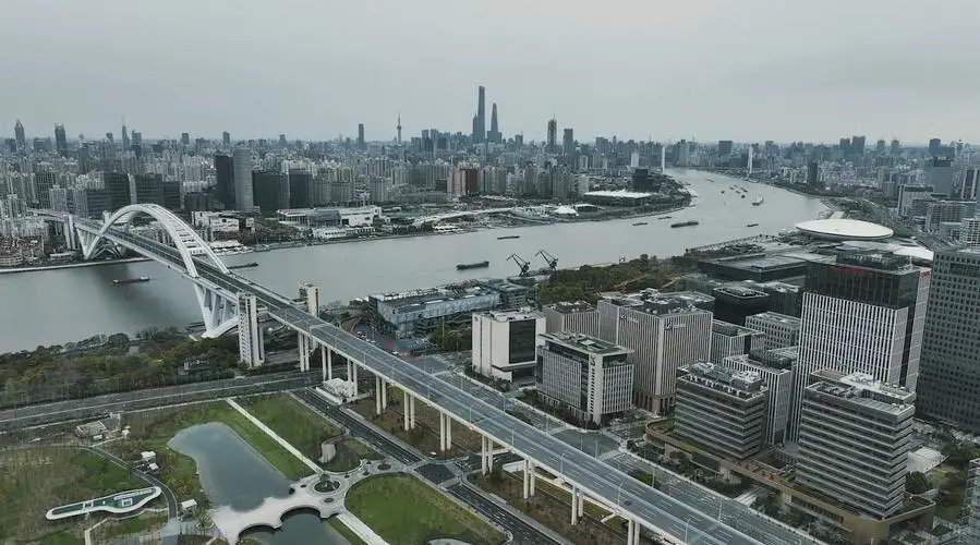 航拍上海浦东封控首日：车辆稀少，与以前的繁盛形成了怎样的对比？