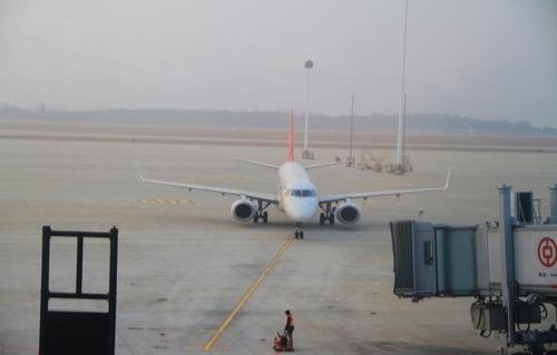 杭州男子每周飞天津上班，月路费4千，他为何不选择就近工作？