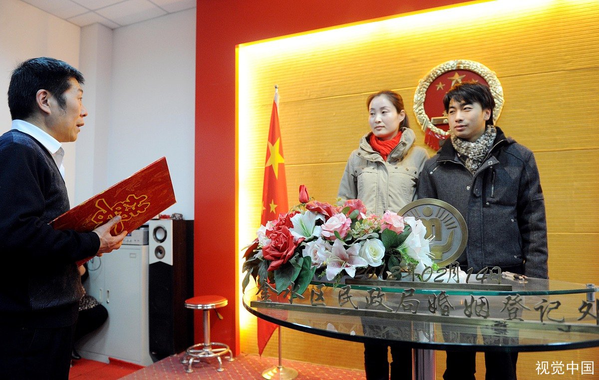 湖北天门一新娘结婚金镯子挂满身，每个地方新人结婚会有怎样的不同的习俗？