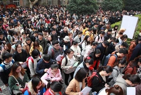 2021年国考将会补录近2000人，为什么那么多人会热衷于考公务员?