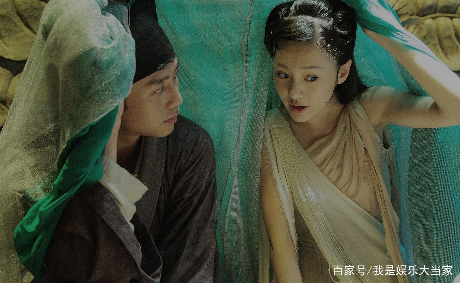 《画壁》中，为什么朱孝廉不肯放弃进京赶考？为什么芍药爱他却不肯说出来？