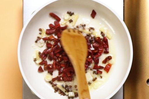 爆炒活鸡怎么做？