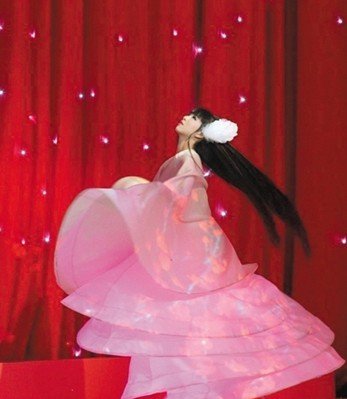 央视春晚小彩旗是谁