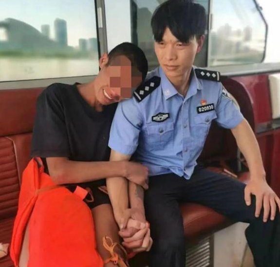 武汉男子坠江爬上桥墩啃水草撑四五天，最终是如何获救的？