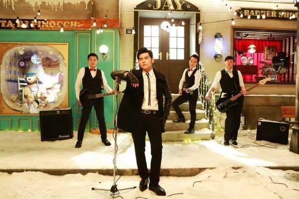 周杰伦遇摊贩放自己新歌很开心，其他明星遇到这种事件是什么反应？