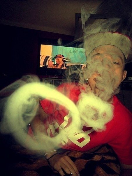 吐烟圈的男生头像