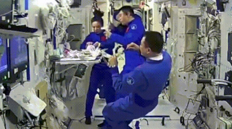 航天员在轨吃什么馅的月饼？他们是如何过中秋的？