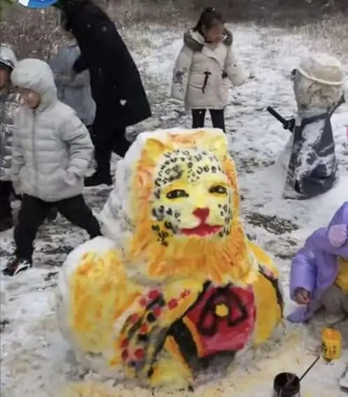 云南四人用时2小时堆出金钱豹雪人，赢得网友怎样的赞许？