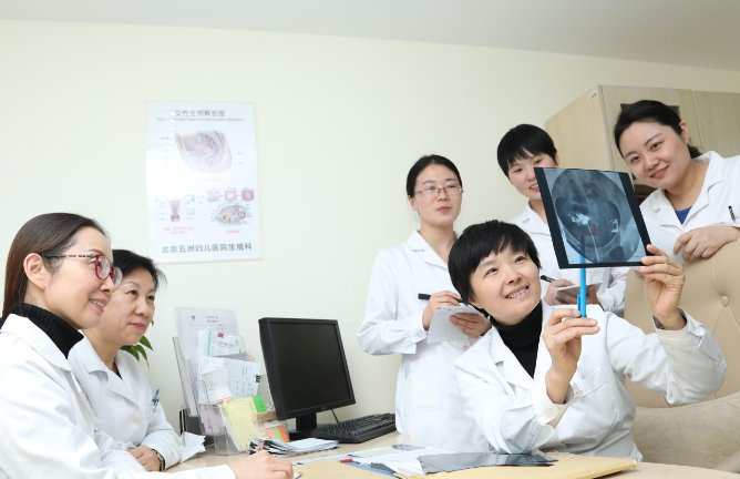 大爷忘记吃药进医院被罚做检讨，为何网友却对医院赞声一片？