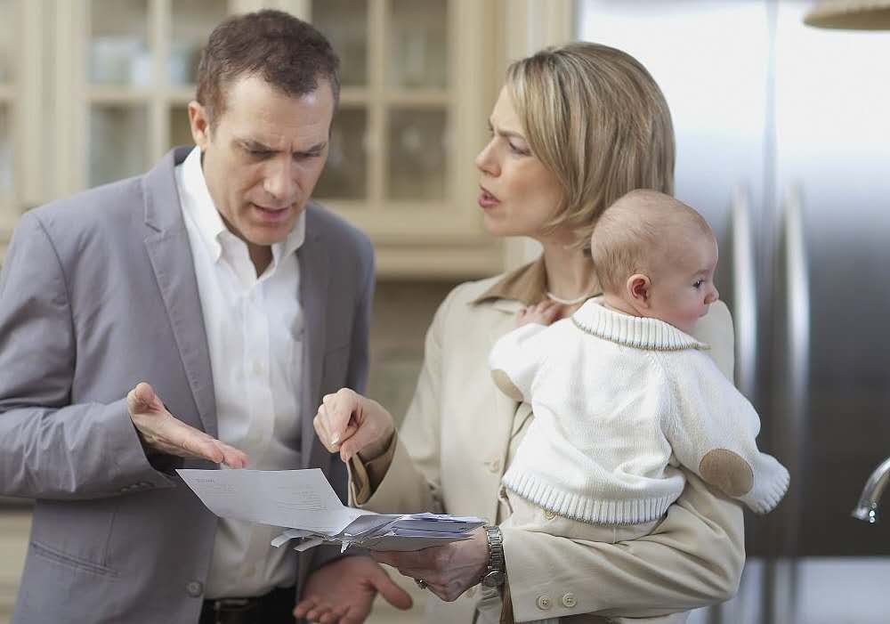 夫妻吵架丈夫欲将孩子扔下桥,和好后却说只是开玩笑,能信吗?