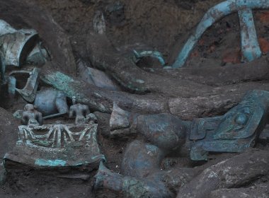 三星堆国宝级青铜神坛亮相，其外形上有何特征？