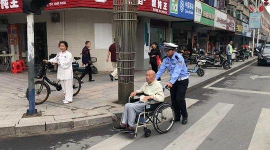 对于大爷坐轮椅横穿马路翻护栏一事,你有何看法?