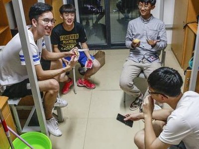 大一因生病晚到半月，室友洗澡很慢，我和她商量说让我先洗，或她洗快点，她会不高兴吗？