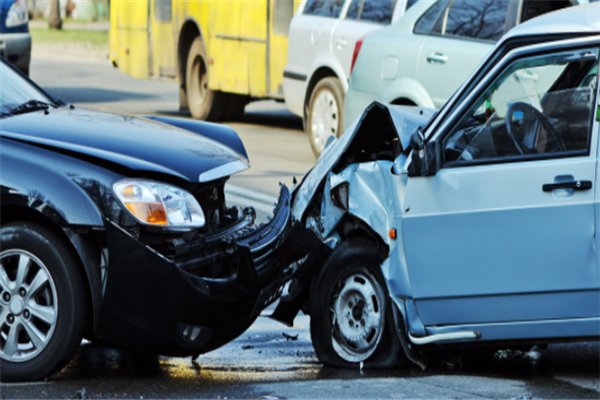 上汽大众4S店砸坏好零件再修,这是什么操作?