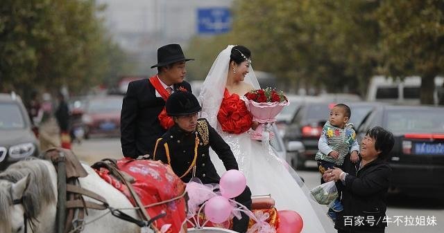 结婚当天新娘要8千8下车费，男子硬拽出婚车，这婚还能结吗？