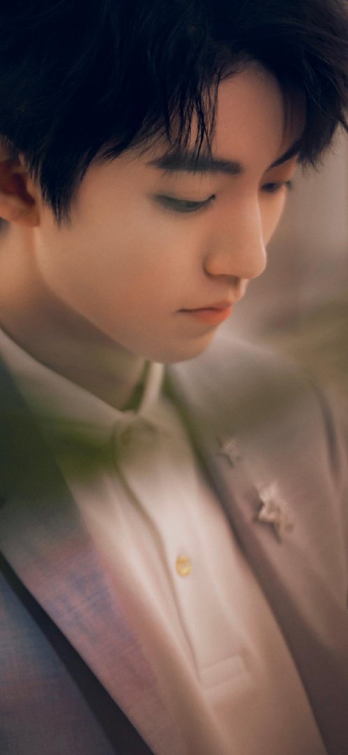 王俊凯电影《断桥》电焊工体验照曝出，你觉得他这个造型怎么样？