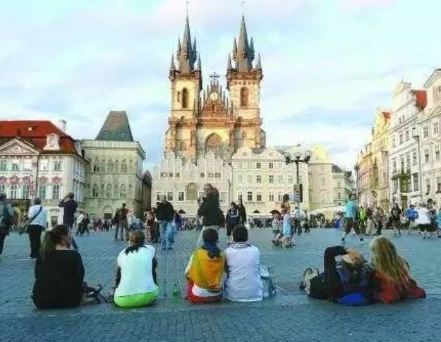 《布拉格广场》歌词是什么？
