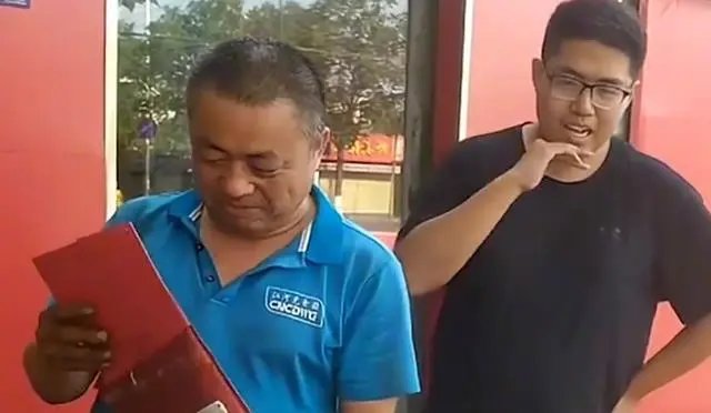 街边修车父亲拆儿子通知书笑开花，为什么说录取通知书是对父亲最大的安慰？