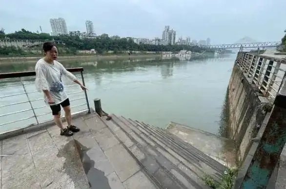 夫妻吵架双双落水，被17岁少年救起，该怎么看待少年的行为呢？