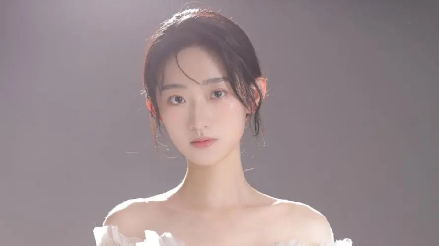 《扫黑风暴》有这样一个镜头，孙兴让徐英子咬住大理石茶几，他为何这么做？