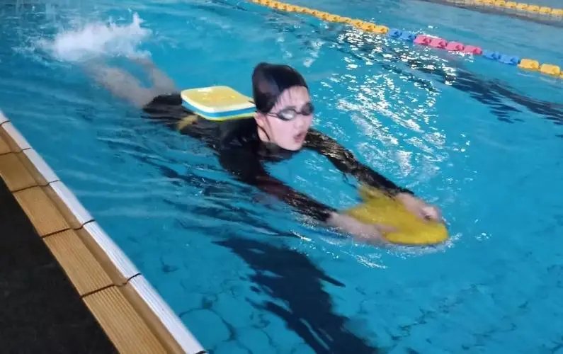 游泳教练水中粗暴拖拽5岁孩子，孩子都呛水了还不放手！教练为何这么做？