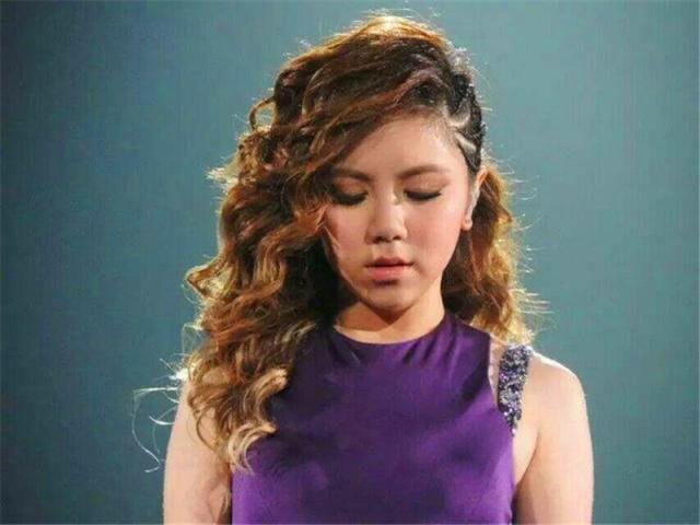 邓紫棋遭前经纪公司索赔1.2亿，曝出《我是歌手》心酸内幕，你怎么看？