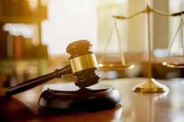 “80后”统计局长，酒后强制猥亵女同事被批捕，他将承担哪些法律责任？