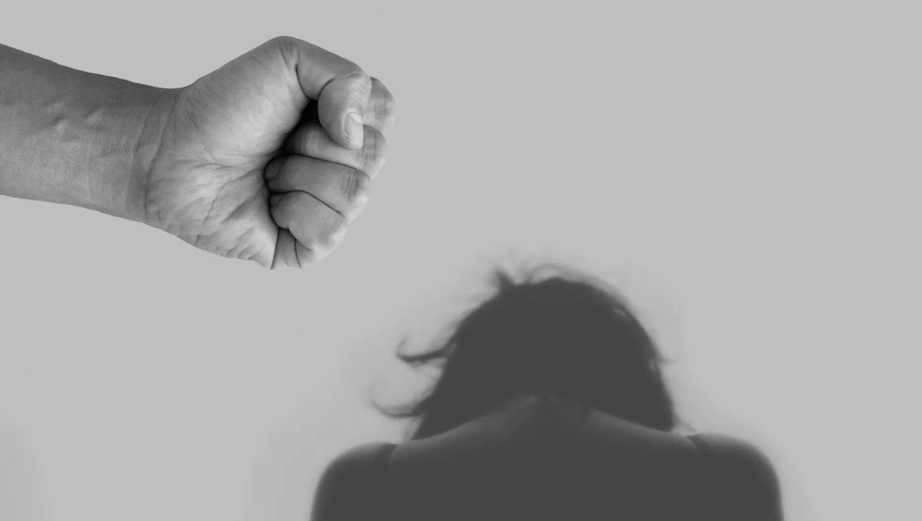 怀孕女子被男子拖入电梯，警方通报！真相到底如何？