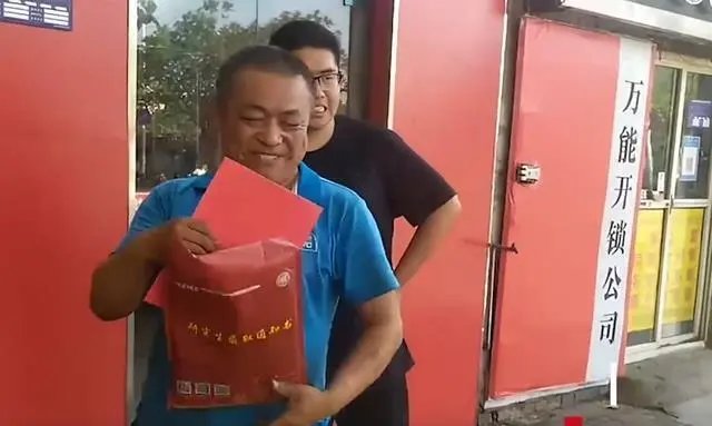 街边修车父亲拆儿子通知书笑开花，为什么说录取通知书是对父亲最大的安慰？