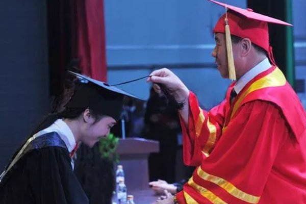 大学毕业典礼上要拨流苏寓意是