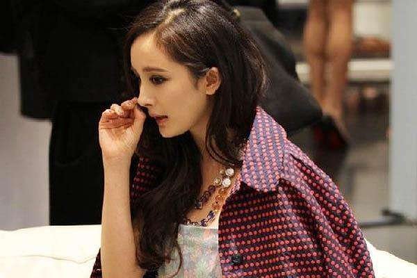 为什么杨幂这些年不再唱《爱的供养》了，也不再出新的歌？