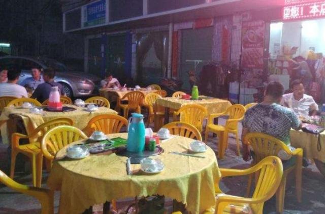 男子吃夜宵，3个人上来就砍，对不起，砍错了！后来怎样？