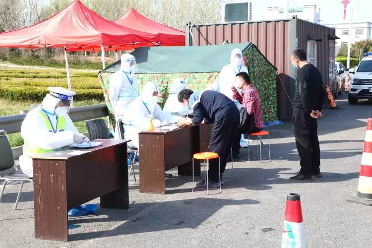 广州多区调整疫情防控管理措施，当地的疫情处于什么阶段？