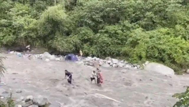 山洪来袭！男子激流中紧抱女孩，两人死里逃生，这二人为何能逃过一劫？