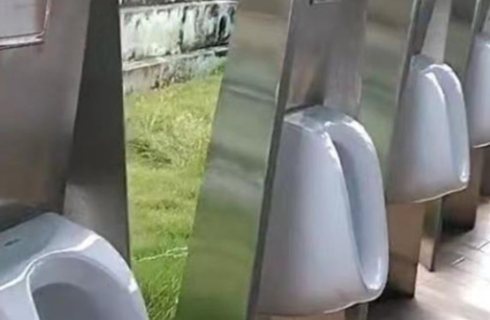 四川一男子景区内遇露天厕所，园区回应引质疑，你对这一幕怎么看？