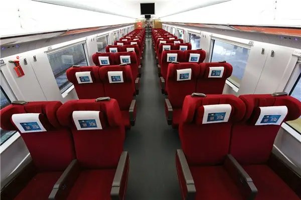 媒体:高铁之大,理应放得下一片卫生巾!我们该如何尊重女性?