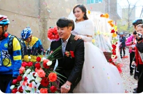 浙江一迎亲团队，新郎团穿军装破窗而入，现场到底发生了什么？