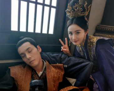 杨幂晒出陈伟霆在《斛珠夫人》片场的睡颜照，杨幂对其做出了怎样的夸赞？