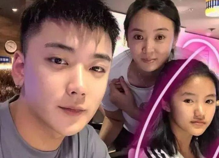 《变形计》最美乡村女孩：一到假期哥哥就接走她，如今变成怎样？