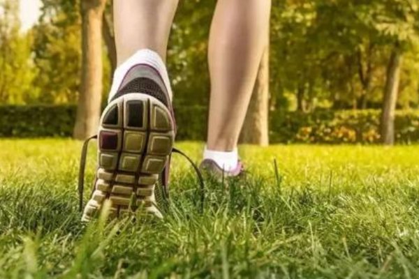 描写脚步声的拟声词